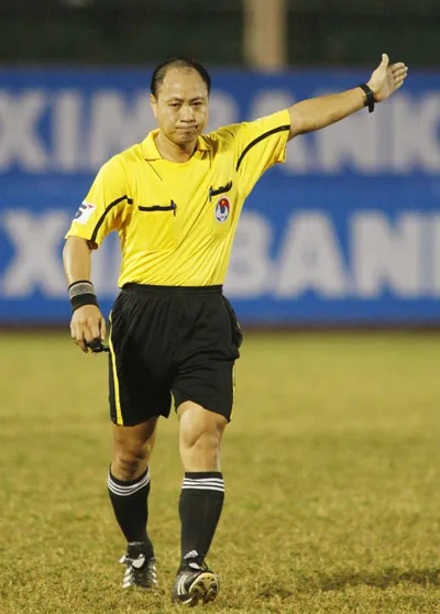 Trọng tài Hoàng Anh Tuấn hành nghề trên đất Thái: Ban trọng tài đùa dai?