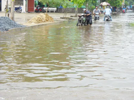 Tuyến đường số 6, Hiệp Bình Chánh, Thủ Đức bị ngập sâu do triều cường và mưa lớn vào sáng nay. Tuyến đường số 6, Hiệp Bình Chánh, Thủ Đức bị ngập sâu do triều cường và mưa lớn vào sáng nay.