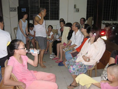 Hàng chục người dân được an toàn. Ảnh: ĐOÀN HIỆP Hàng chục người dân được an toàn. Ảnh: ĐOÀN HIỆP