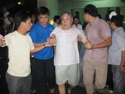 Một người dân được đưa ra khỏi chung cư. Ảnh: ĐOÀN HIỆP Một người dân được đưa ra khỏi chung cư. Ảnh: ĐOÀN HIỆP