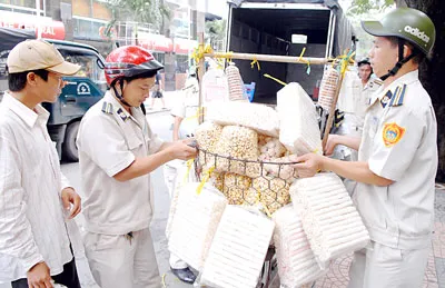 Tháo biển số xe vi phạm: Chưa hẳn hay