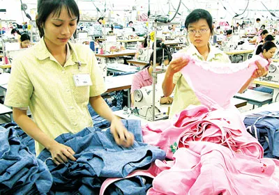 Kiểm tra sản phẩm may trước khi xuất khẩu tại Công ty IGM (Nhật Bản) trong Khu chế xuất Tân Thuận. Ảnh: CAO THĂNG Kiểm tra sản phẩm may trước khi xuất khẩu tại Công ty IGM (Nhật Bản) trong Khu chế xuất Tân Thuận. Ảnh: CAO THĂNG