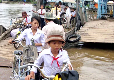Học sinh Việt kiều Campuchia đi phà sang học ở xã Khánh An, huyện An Phú, tỉnh An Giang. Học sinh Việt kiều Campuchia đi phà sang học ở xã Khánh An, huyện An Phú, tỉnh An Giang.