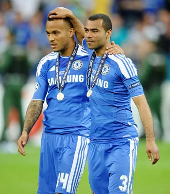 Ryan Bertrand (trái) cùng Ashley Cole ở Chelsea