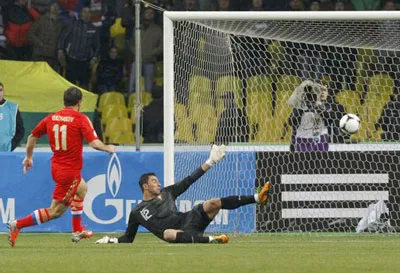 Alexander Kerzhakov trong tình huống ghi bàn vào lưới thủ môn Rui Patricio của Bồ Đào Nha.