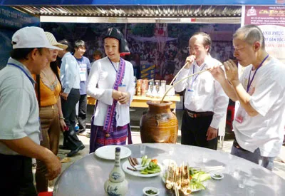 Du khách thưởng thức rượu cần của đồng bào Chăm Phú Yên. Du khách thưởng thức rượu cần của đồng bào Chăm Phú Yên.