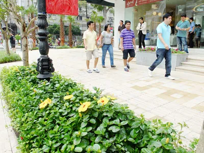 Vỉa hè xanh, sạch, thông thoáng trên đường Đồng Khởi. Ảnh: Cao Thăng