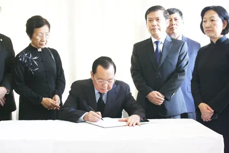 Lãnh đạo TPHCM ghi sổ tang chia buồn về việc cựu Quốc vương Campuchia Norodom Sihanouk qua đời