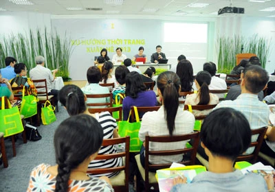 Hội thảo thu hút được sự quan tâm của các chuyên gia quốc tế hàng đầu, các doanh nghiệp dệt may, các nhà thiết kế và người tiêu dùng. Hội thảo thu hút được sự quan tâm của các chuyên gia quốc tế hàng đầu, các doanh nghiệp dệt may, các nhà thiết kế và người tiêu dùng.
