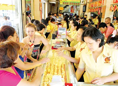 Mua bán vàng tại tiệm vàng Mi Hồng Bình Thạnh. Ảnh: KIM NGÂN Mua bán vàng tại tiệm vàng Mi Hồng Bình Thạnh. Ảnh: KIM NGÂN