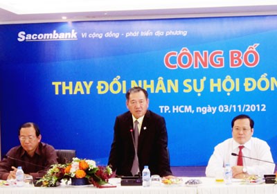 Pham Huu Phu (standing), the newly appointed chairman of Sacombank at the press conference Pham Huu Phu (standing), the newly appointed chairman of Sacombank at the press conference