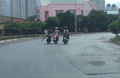 Clip recording of two boys trying to grab a girl’s handbag Clip recording of two boys trying to grab a girl’s handbag