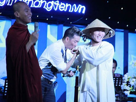 Singer Dam Vinh Hung kisses the hand of a Buddhist monk at the aution(photo VNNet) Singer Dam Vinh Hung kisses the hand of a Buddhist monk at the aution(photo VNNet)