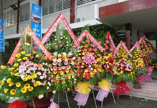 Million dong flower baskets sent to the Ministry of Eductaion and Training every year waste money in reality. Million dong flower baskets sent to the Ministry of Eductaion and Training every year waste money in reality.