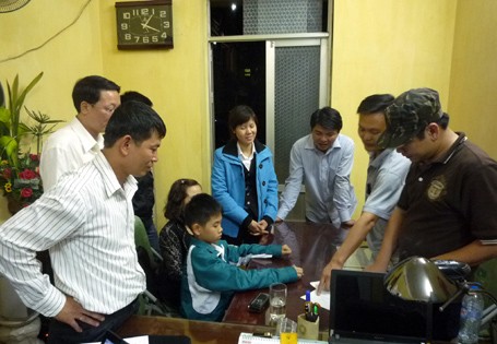 The police rescue Hung and bring him back to his mother (photo Tienphong) The police rescue Hung and bring him back to his mother (photo Tienphong)