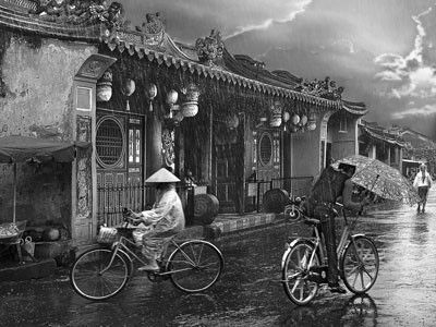 ‘Mua Tren Pho Co’ (Rain in ancient town) by Tran Thi Tuyet Mai (Photo: SGGP) ‘Mua Tren Pho Co’ (Rain in ancient town) by Tran Thi Tuyet Mai (Photo: SGGP)