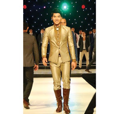 Truong Nam Thanh performs in the final round at Mr. World 2013 (Photo SGGP)