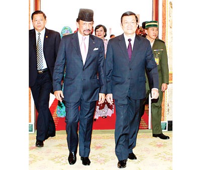 State President Truong Tan Sang (R) and Sultan Haji Hassanal Bolkiah Mu'izzaddin Waddaulah (Photo: SGGP) State President Truong Tan Sang (R) and Sultan Haji Hassanal Bolkiah Mu'izzaddin Waddaulah (Photo: SGGP)