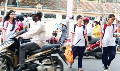 Người đi bộ tùy tiện băng qua đường. Người đi bộ tùy tiện băng qua đường.