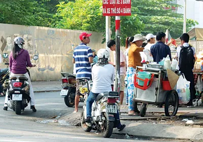 Buôn bán, đậu xe lấn chiếm lòng đường cản trở giao thông. Buôn bán, đậu xe lấn chiếm lòng đường cản trở giao thông.