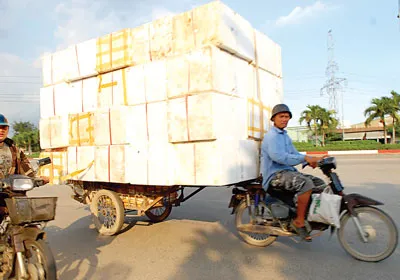 Chở hàng quá tải trên xe 4 bánh tự chế gây cản trở lưu thông. Chở hàng quá tải trên xe 4 bánh tự chế gây cản trở lưu thông.