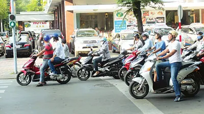 Xe dừng không đúng vạch, hành vi thường thấy trên đường. Xe dừng không đúng vạch, hành vi thường thấy trên đường.