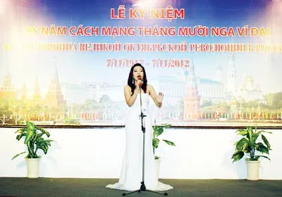 Học sinh Quỳnh Anh tại sân khấu Nhà Hữu nghị TPHCM. Học sinh Quỳnh Anh tại sân khấu Nhà Hữu nghị TPHCM.