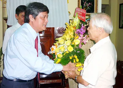 Phó Bí thư Thường trực Thành ủy TPHCM Nguyễn Văn Đua tặng hoa, chúc mừng GS-TS Nguyễn Văn Hạnh. Phó Bí thư Thường trực Thành ủy TPHCM Nguyễn Văn Đua tặng hoa, chúc mừng GS-TS Nguyễn Văn Hạnh.