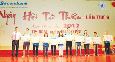 Ngày hội Từ thiện 2012 - hoạt động cộng đồng thường niên của Sacombank. Ngày hội Từ thiện 2012 - hoạt động cộng đồng thường niên của Sacombank.
