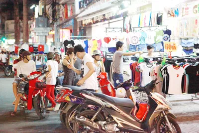 Người mua, kẻ bán đứng ngay dưới lòng đường mặc cả. Người mua, kẻ bán đứng ngay dưới lòng đường mặc cả.