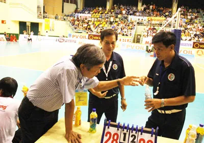 Chung kết giải bóng chuyền VĐQG 2012: Suýt bể vì trọng tài!