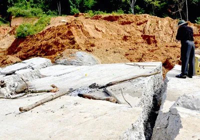 Đại diện Sở Xây dựng KonTum kiểm tra tường đập thủy điện Đăk Mek 3 bị nứt.