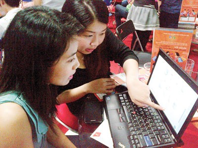 Internet has become a popular mode of communication in Vietnam (Photo: SGGP) Internet has become a popular mode of communication in Vietnam (Photo: SGGP)