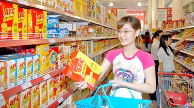 The filed photo showing a customer choosing a local product at a supermarket (Photo: SGGP) The filed photo showing a customer choosing a local product at a supermarket (Photo: SGGP)