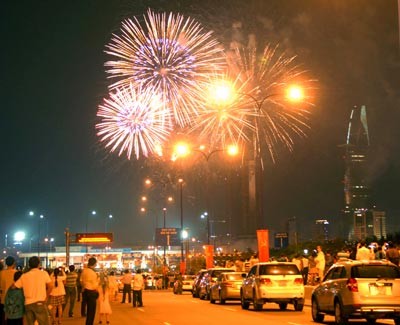 People delight in the firework display in District 2 in HCMC last year (Photo: SGGP) People delight in the firework display in District 2 in HCMC last year (Photo: SGGP)