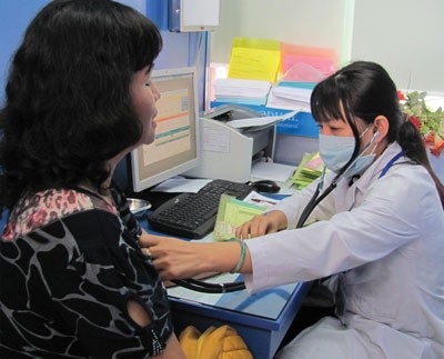 A ‘family doctor’ examines a patient in the hospital in District 10 (Photo: SGGP) A ‘family doctor’ examines a patient in the hospital in District 10 (Photo: SGGP)