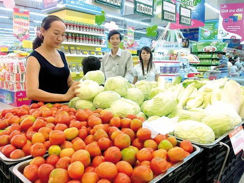 Customers choosing vegetables at Co.opmart, which is one of successful supermarkets in the country (Photo: SGGP) Customers choosing vegetables at Co.opmart, which is one of successful supermarkets in the country (Photo: SGGP)