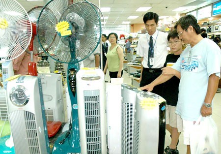 Consumers at an electronics shopping center in HCMC (Photo: SGGP) Consumers at an electronics shopping center in HCMC (Photo: SGGP)