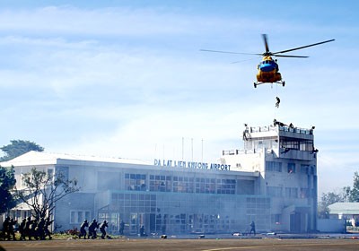 Commandos dropped from a helicopter to the top of an office at the airport to support task force units in coping with the terrorists(Photo: SGGP) Commandos dropped from a helicopter to the top of an office at the airport to support task force units in coping with the terrorists(Photo: SGGP)