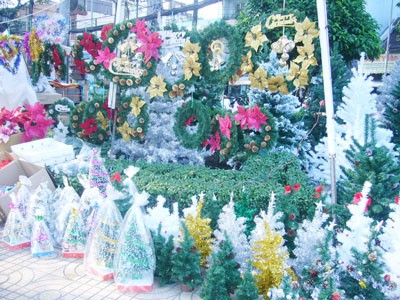 Christmas trees and decorations displayed on streets are luring few customers (Photo: SGGP) Christmas trees and decorations displayed on streets are luring few customers (Photo: SGGP)