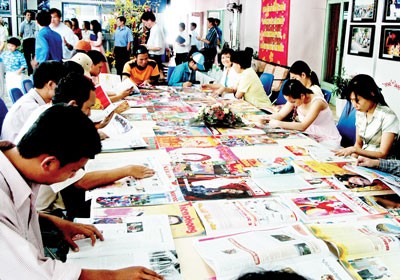 Young readers at the Spring Newspaper Festival in the Youth Cultural House in HCMC (Photo: SGGP) Young readers at the Spring Newspaper Festival in the Youth Cultural House in HCMC (Photo: SGGP)