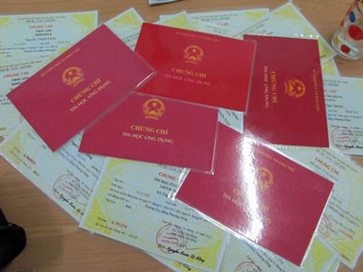 Police seize fake diplomas and certificates after raiding a house Police seize fake diplomas and certificates after raiding a house