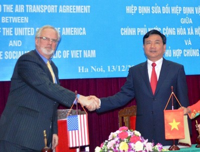 Minister Dinh La Thang ( R) and United States Ambassador to Vietnam David Shear at the signing ceremony (Photo: VGP) Minister Dinh La Thang ( R) and United States Ambassador to Vietnam David Shear at the signing ceremony (Photo: VGP)