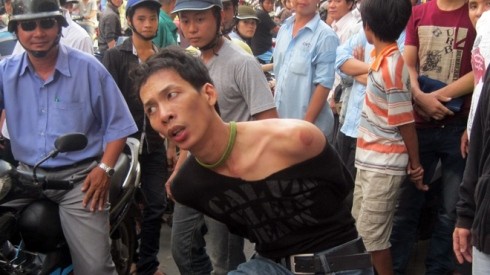 A street robber seized by residents (Photo: Tuoi Tre) A street robber seized by residents (Photo: Tuoi Tre)