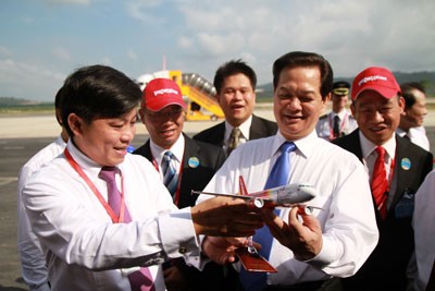 VietJet Air representative gives PM Dung a souvenir on the special occasion (Photo: Kieu Duong ) VietJet Air representative gives PM Dung a souvenir on the special occasion (Photo: Kieu Duong )