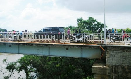 Srepok Bridge--where the bus accident occurred (Photo: Dantri.com) Srepok Bridge--where the bus accident occurred (Photo: Dantri.com)