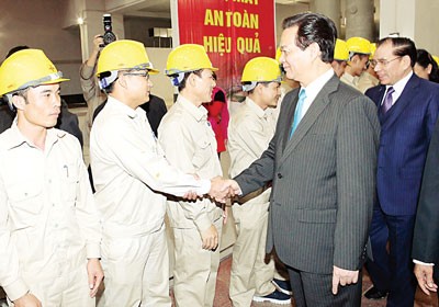 Prime Minister Nguyen Tan Dung (2nd, R) congratulates engineers, construction workers at Son La Hydropower Plant (Photo: SGGP) Prime Minister Nguyen Tan Dung (2nd, R) congratulates engineers, construction workers at Son La Hydropower Plant (Photo: SGGP)