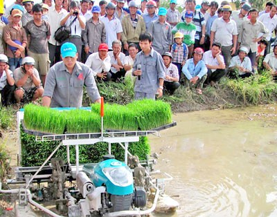 Kubota employee introduces the machine to a large number of farmers in HoaBinh District of Bac Lieu Province (Photo: SGGP) Kubota employee introduces the machine to a large number of farmers in HoaBinh District of Bac Lieu Province (Photo: SGGP)