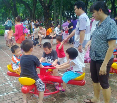 More and more boy are seen in entertainment parks. The ratio between boys and girls in Vietnam widens (Photo: U. Phuong) More and more boy are seen in entertainment parks. The ratio between boys and girls in Vietnam widens (Photo: U. Phuong)