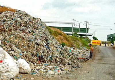 Garbage piled up at Hoa Phu dump site. (Photo: SGGP) Garbage piled up at Hoa Phu dump site. (Photo: SGGP)
